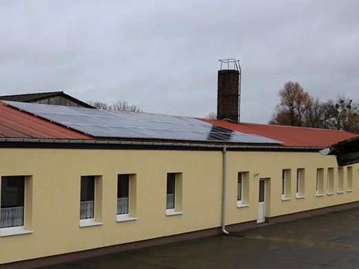 Begegnungsstätte Kublank: Flachbau mit Solaranlage auf dem Dach.